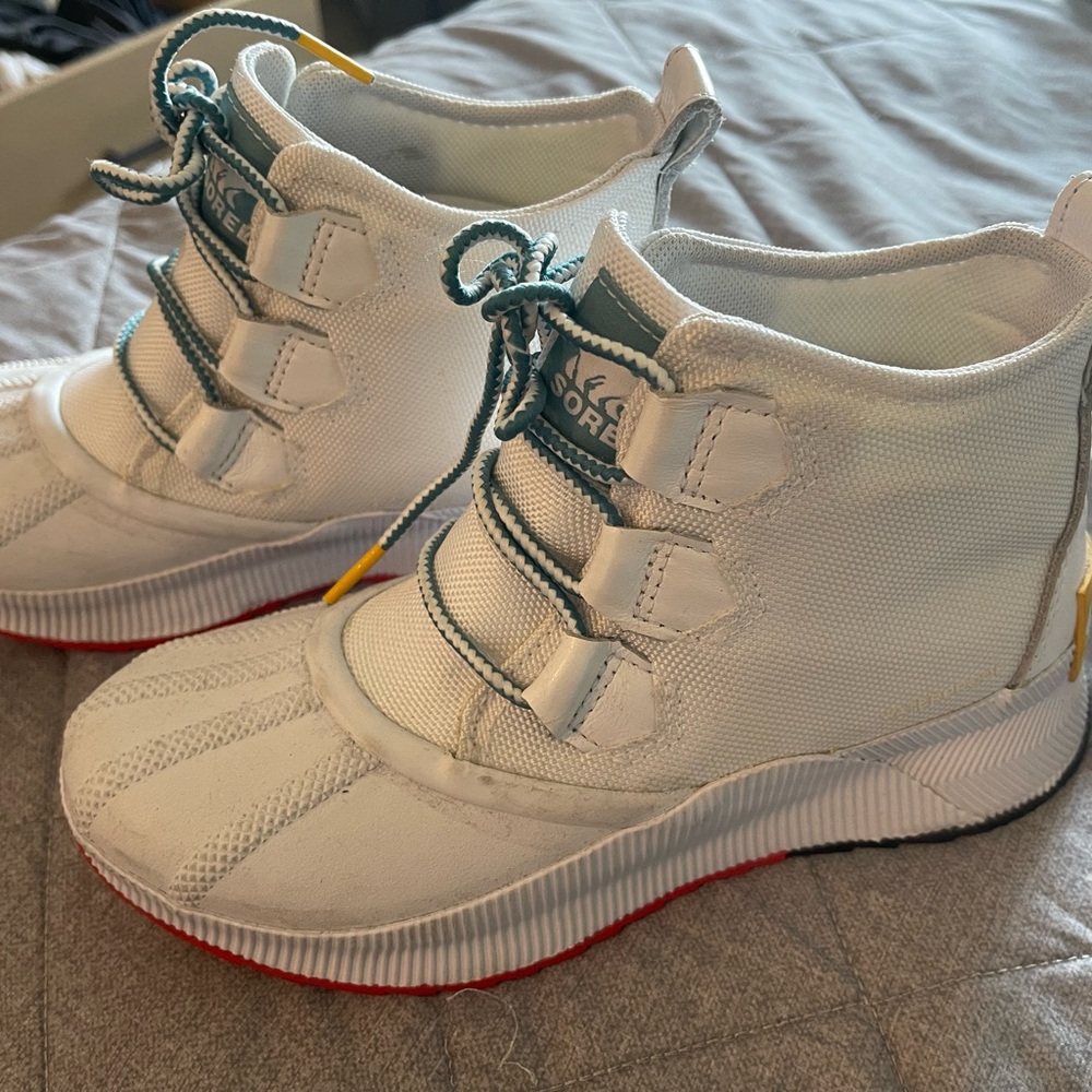 Sorel White w/ Red soles natural rubber waterproof boots!